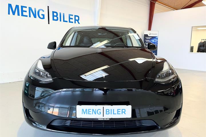 Sort Tesla Model Y fra 2023