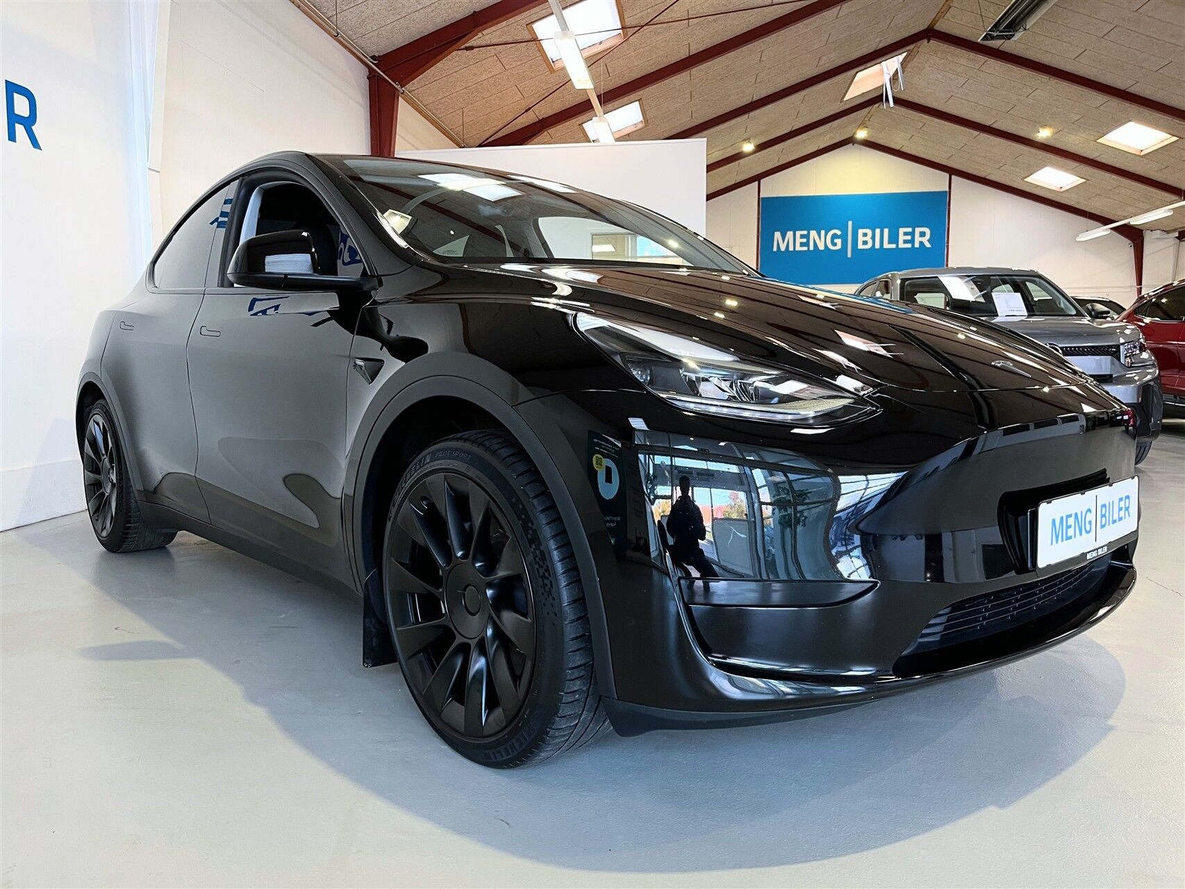 Sort Tesla Model Y fra 2023