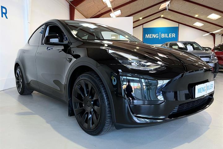 Sort Tesla Model Y fra 2023