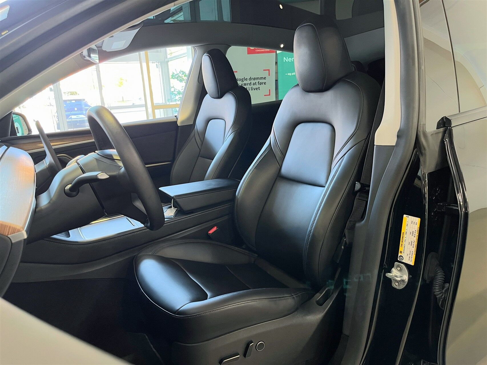 Sort Tesla Model Y fra 2023