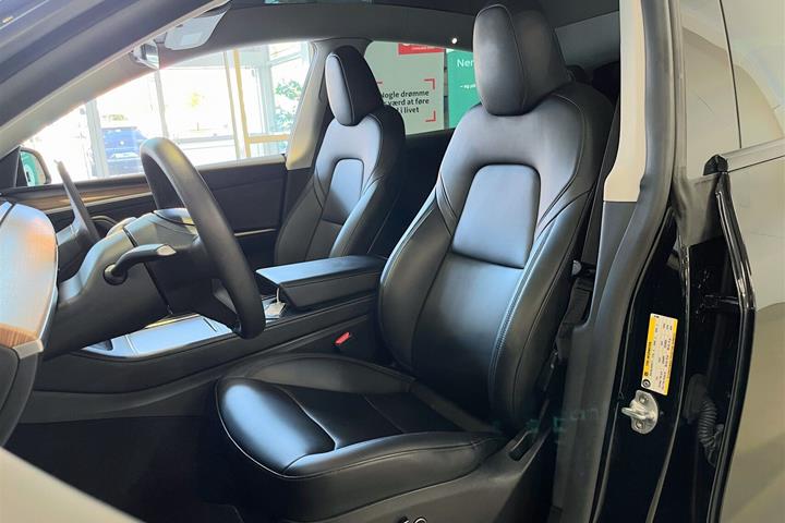 Sort Tesla Model Y fra 2023
