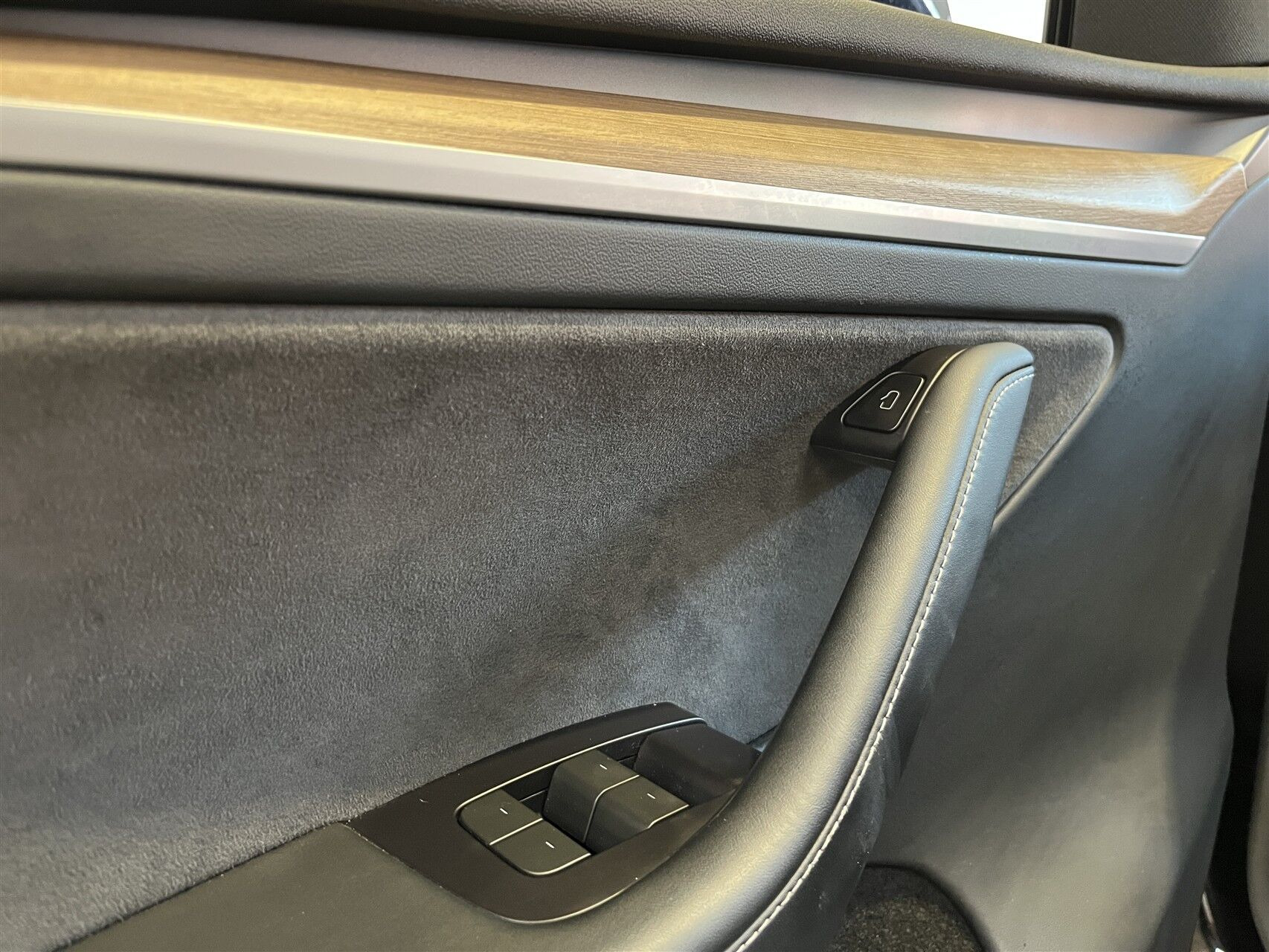 Sort Tesla Model Y fra 2023