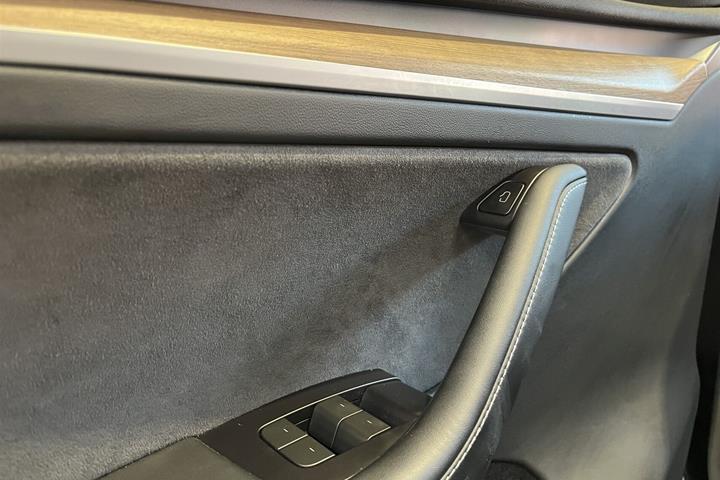 Sort Tesla Model Y fra 2023