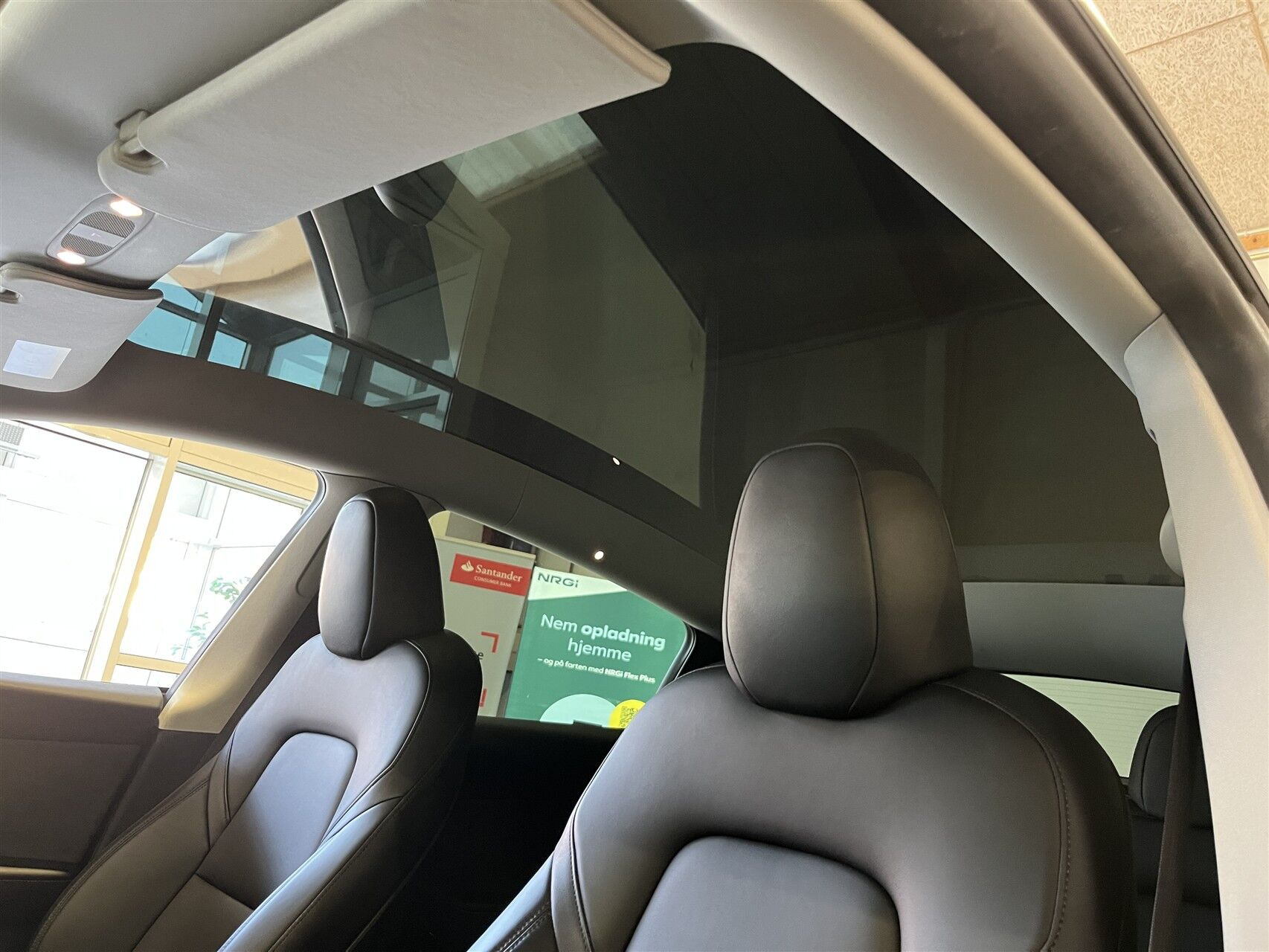 Sort Tesla Model Y fra 2023