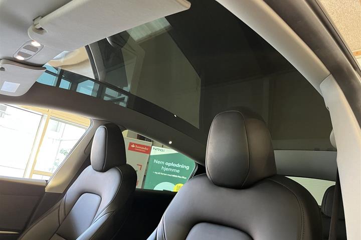 Sort Tesla Model Y fra 2023