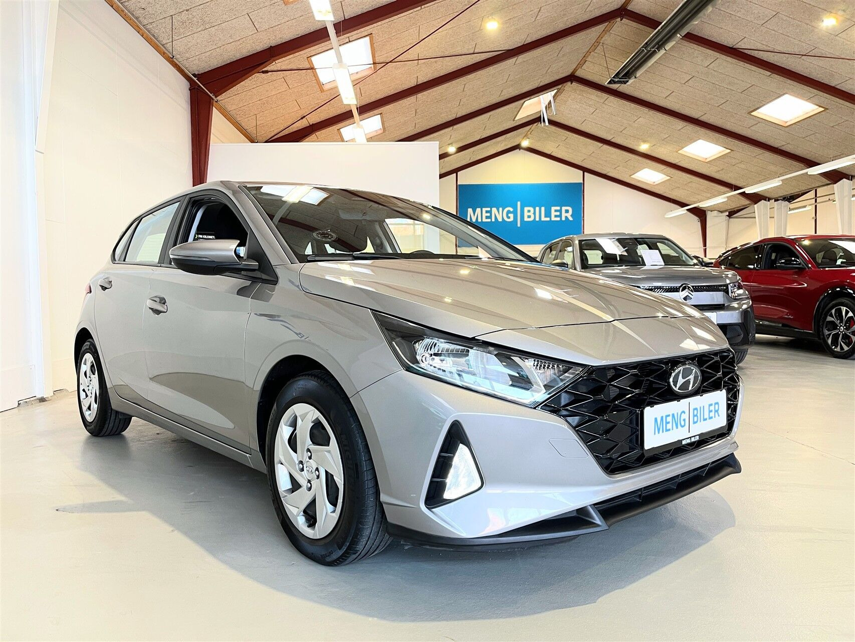 Grå Hyundai i20 fra 2023