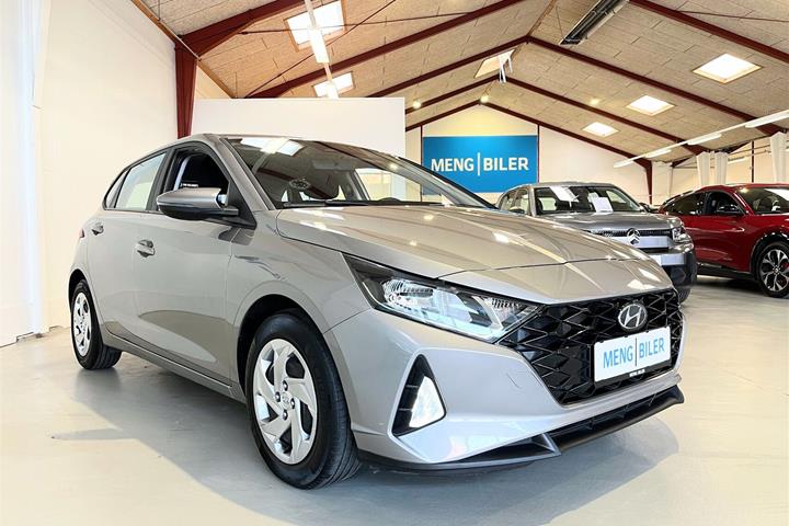 Grå Hyundai i20 fra 2023