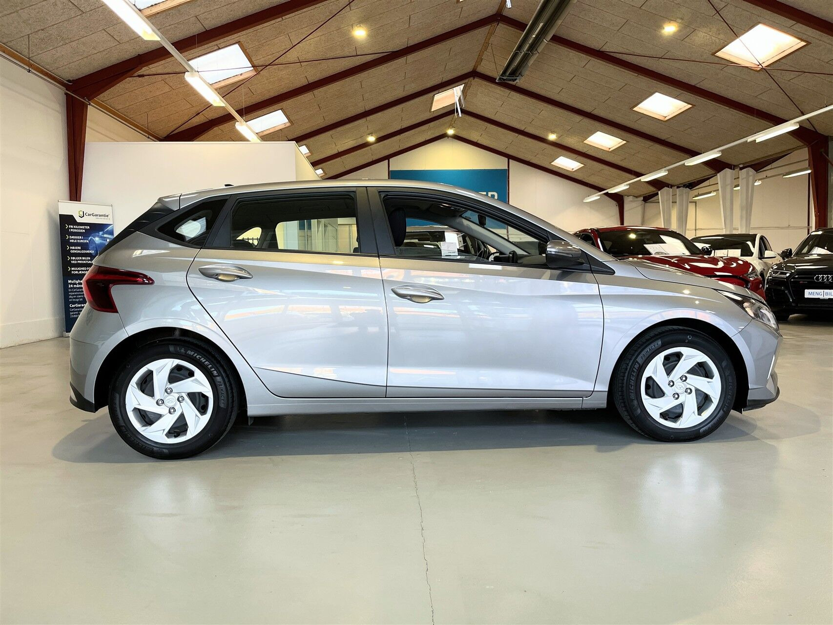 Grå Hyundai i20 fra 2023