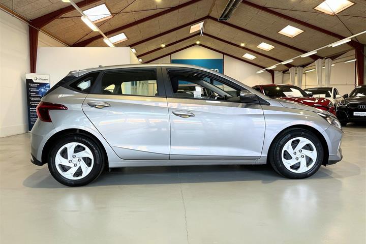 Grå Hyundai i20 fra 2023