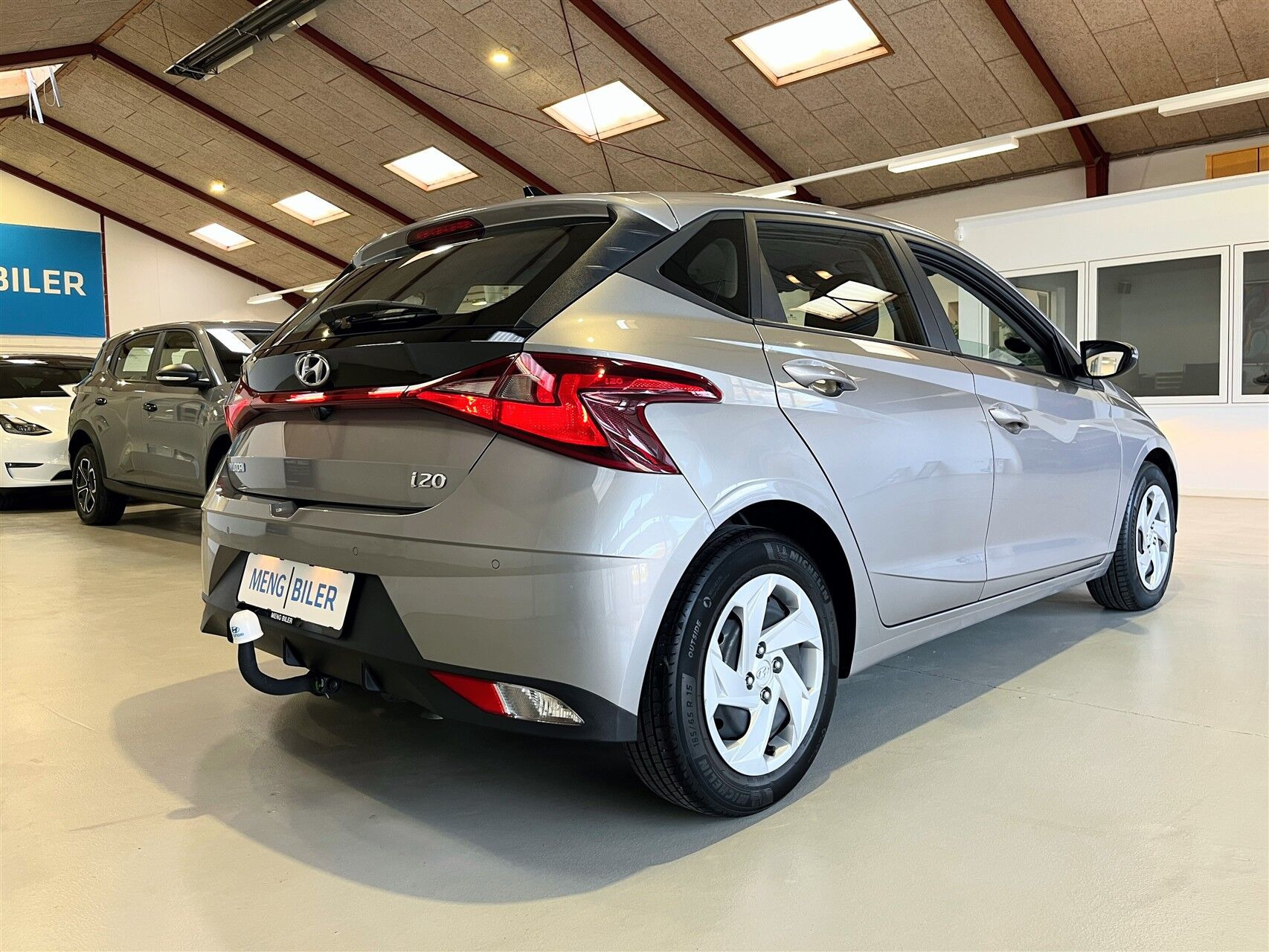 Grå Hyundai i20 fra 2023