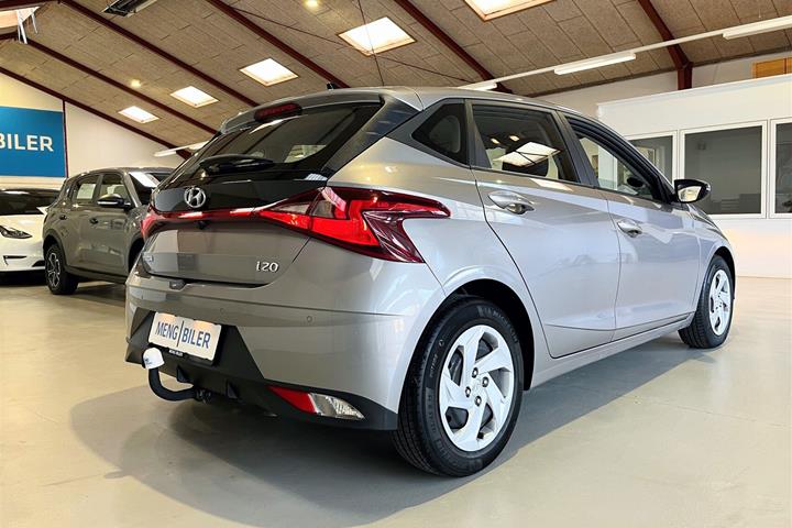 Grå Hyundai i20 fra 2023