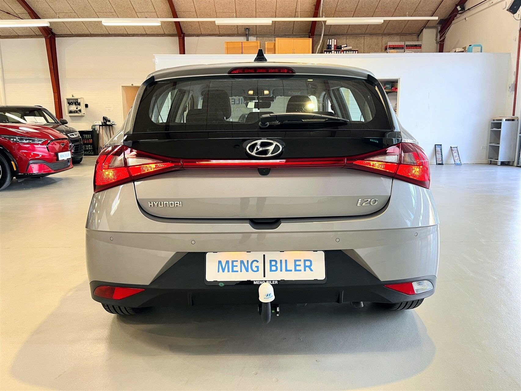 Grå Hyundai i20 fra 2023