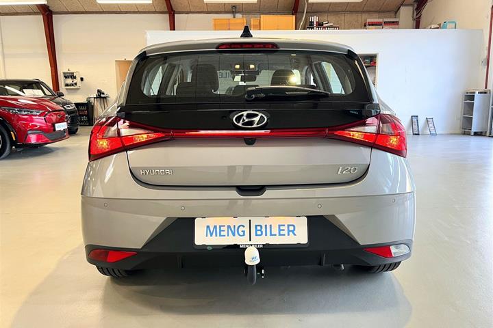 Grå Hyundai i20 fra 2023