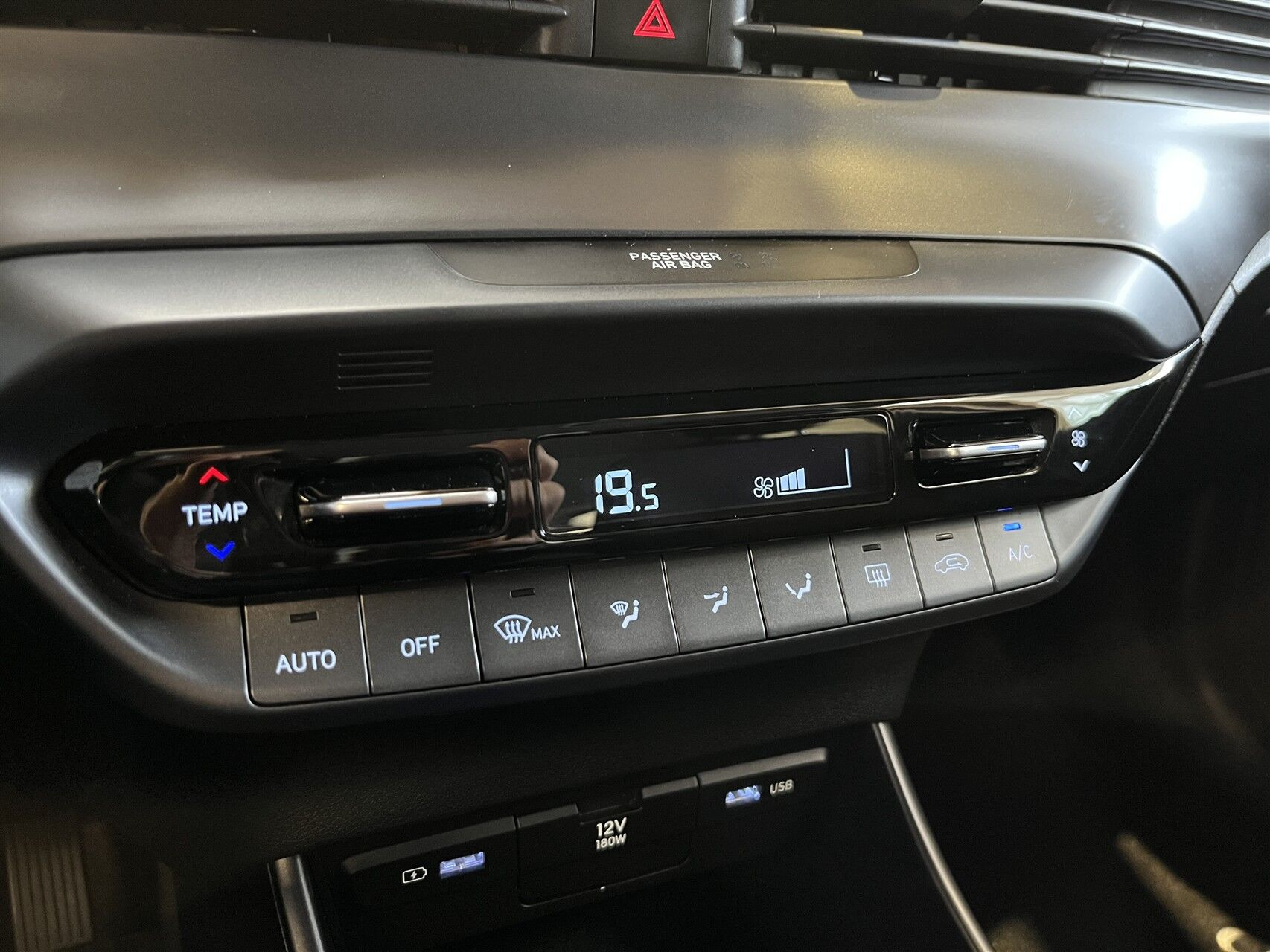 Grå Hyundai i20 fra 2023