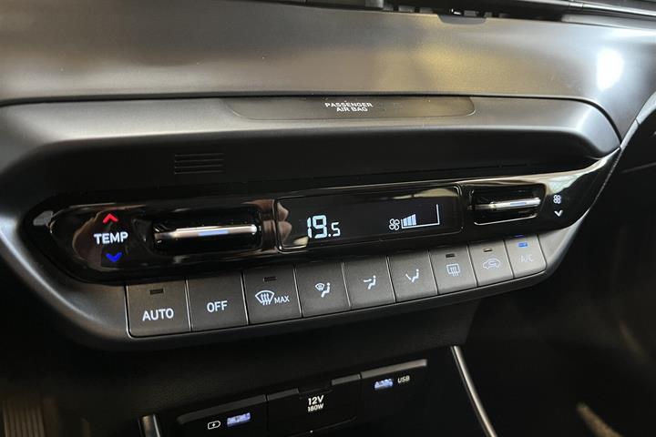 Grå Hyundai i20 fra 2023