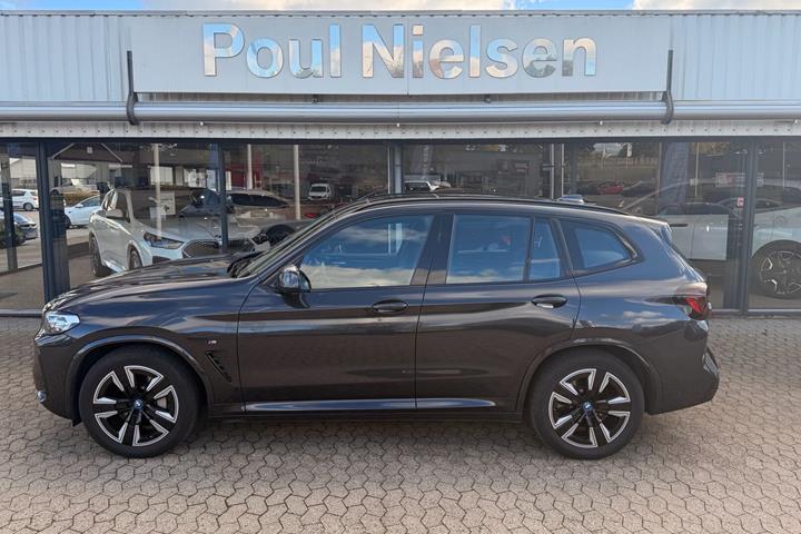 Grå BMW iX3 fra 2022