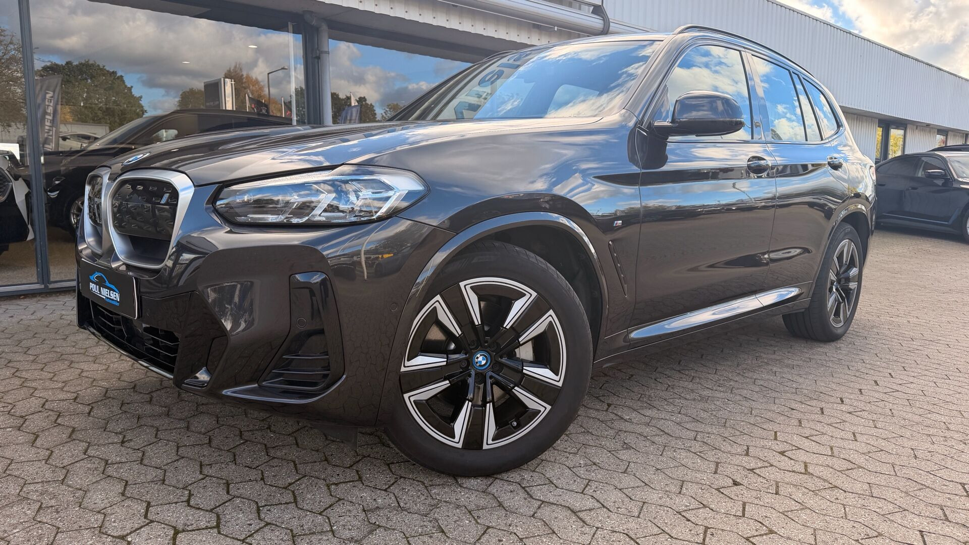 Grå BMW iX3 fra 2022