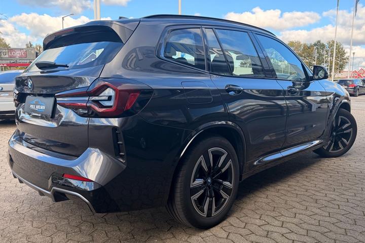 Grå BMW iX3 fra 2022