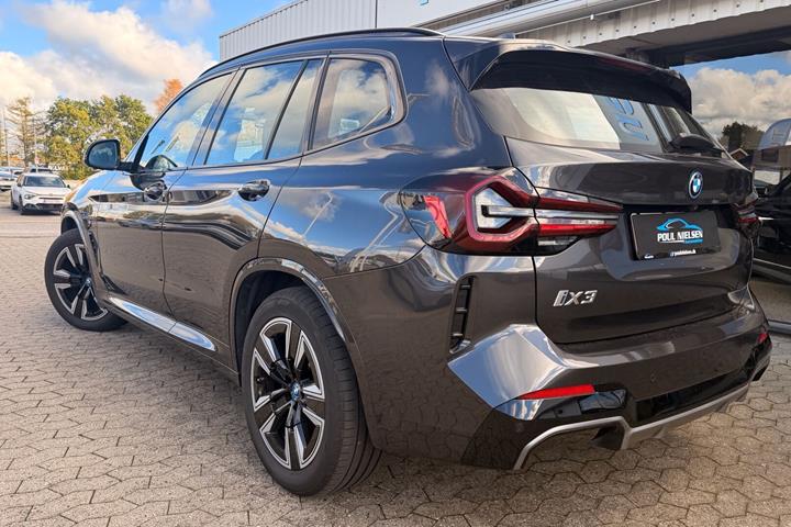 Grå BMW iX3 fra 2022