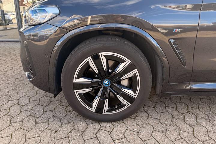 Grå BMW iX3 fra 2022