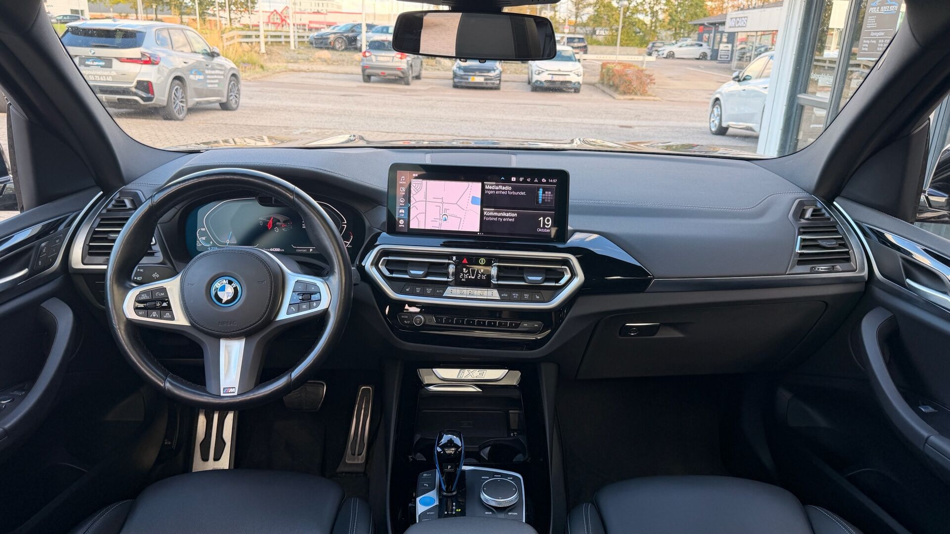 Grå BMW iX3 fra 2022