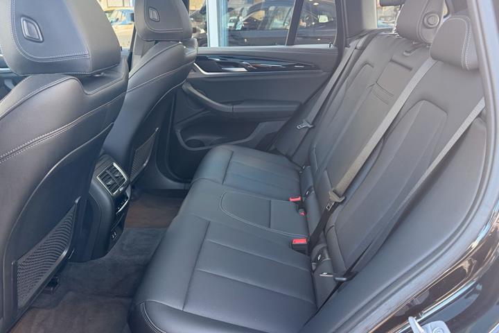 Grå BMW iX3 fra 2022
