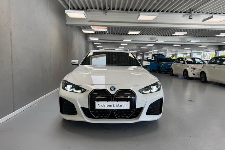 Hvid BMW i4 fra 2024