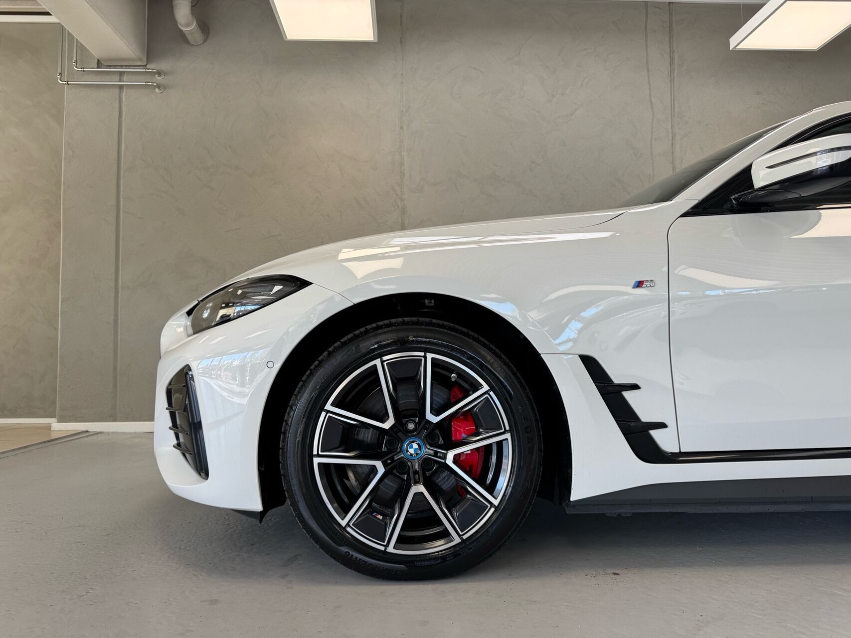 Hvid BMW i4 fra 2024