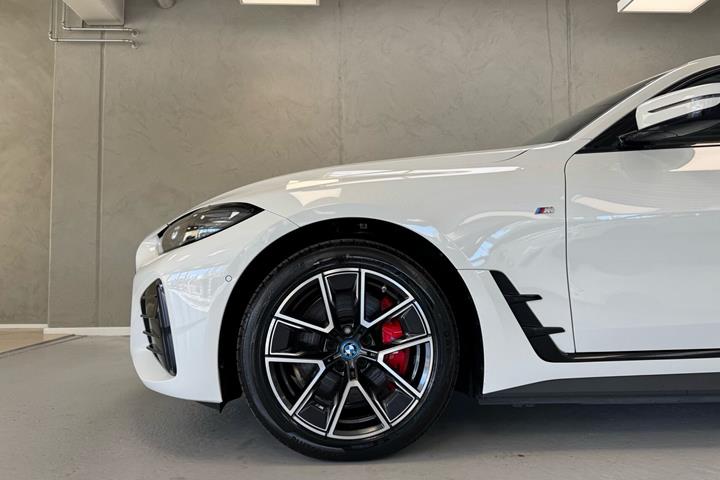 Hvid BMW i4 fra 2024