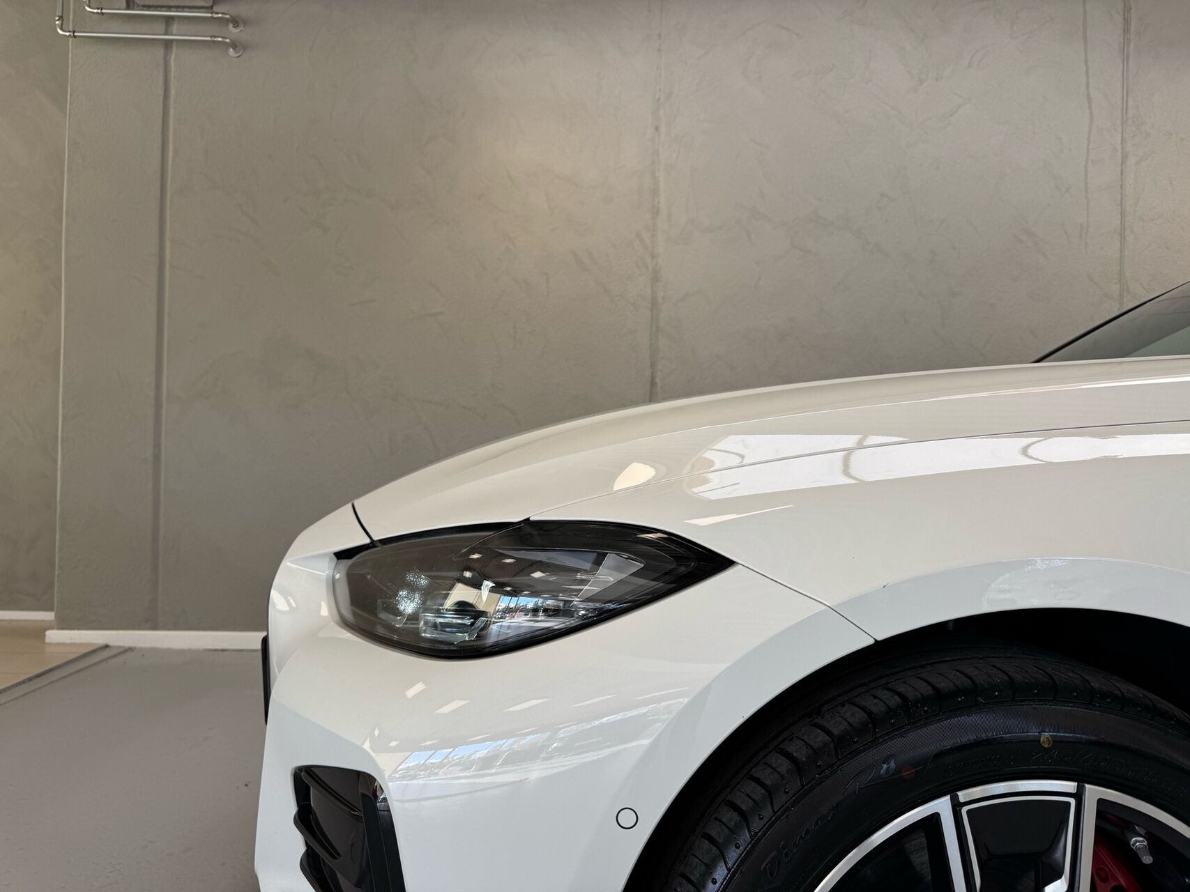 Hvid BMW i4 fra 2024