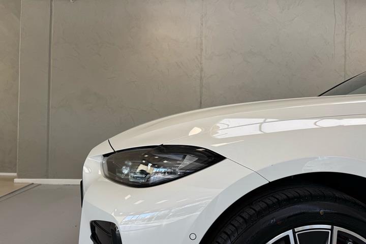 Hvid BMW i4 fra 2024