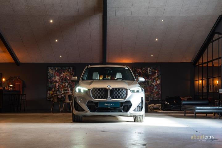 Sølv BMW iX1 fra 2024