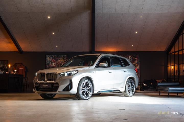 Sølv BMW iX1 fra 2024