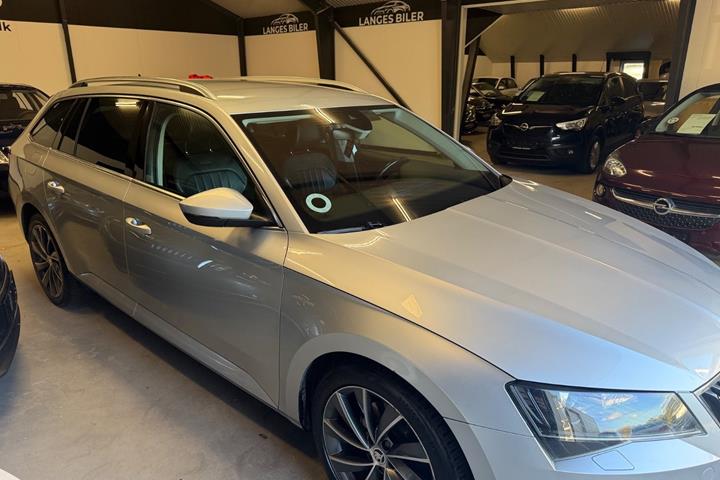 Sølv Skoda Superb fra 2017