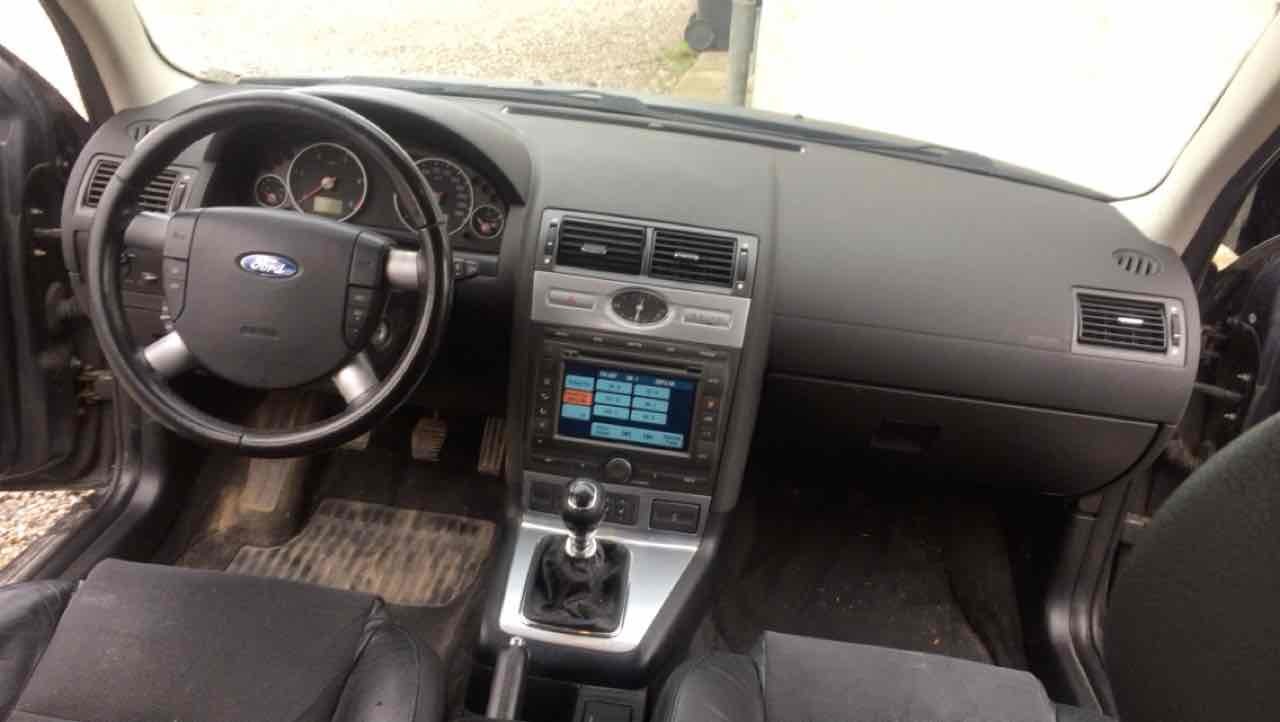 Grå Ford Mondeo fra 2006