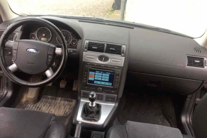 Grå Ford Mondeo fra 2006