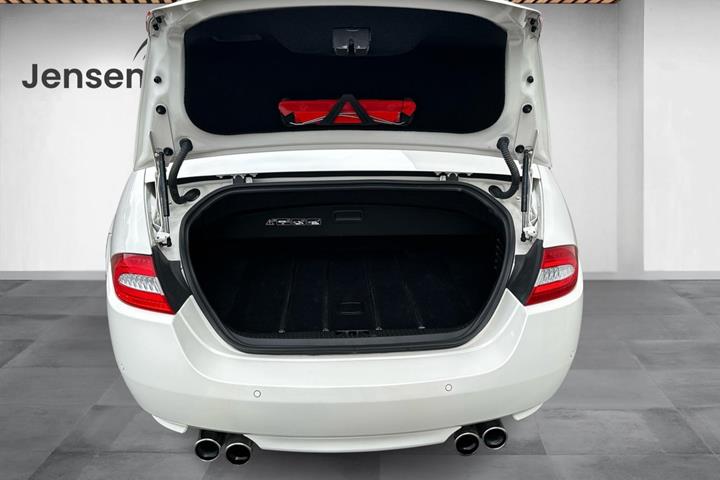Hvid Jaguar XKR fra 2009