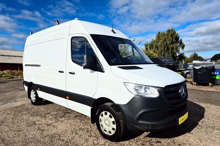 Hvid Mercedes Sprinter 317 fra 2023