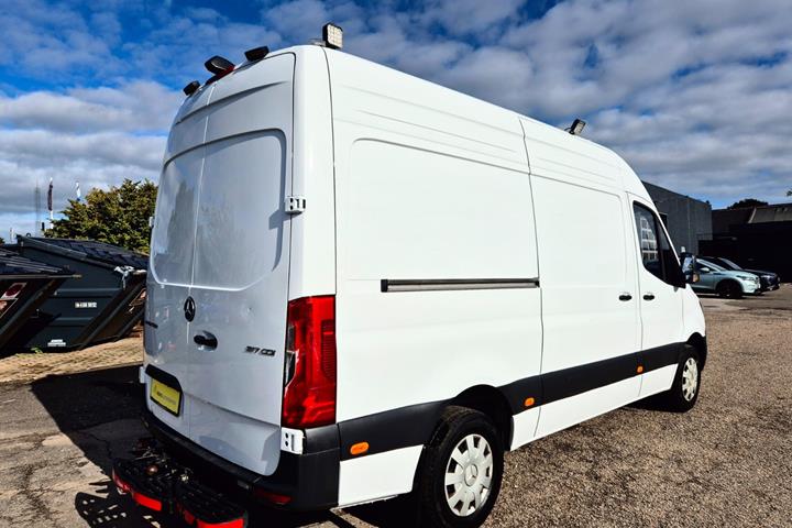 Hvid Mercedes Sprinter 317 fra 2023