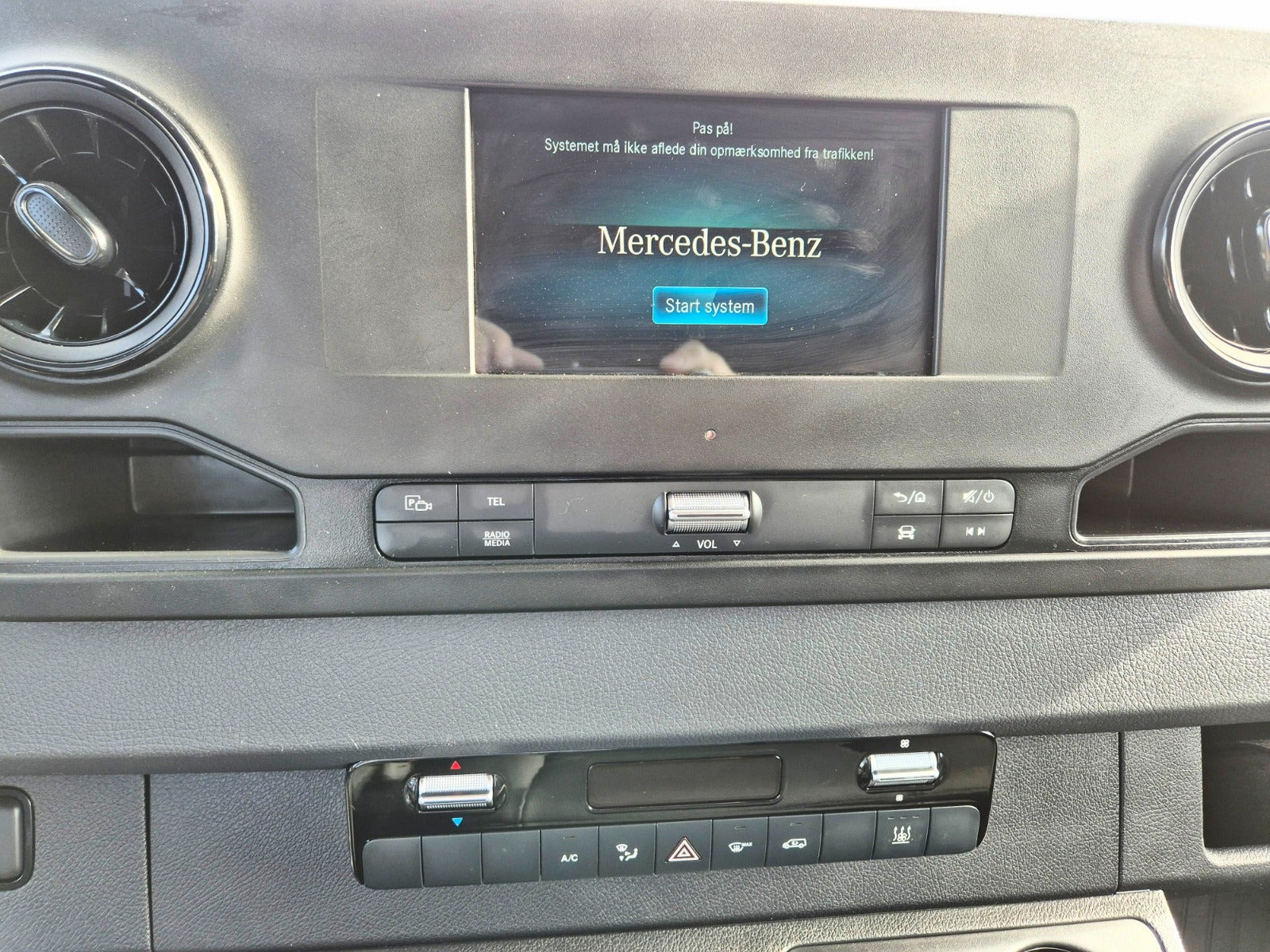 Hvid Mercedes Sprinter 317 fra 2023