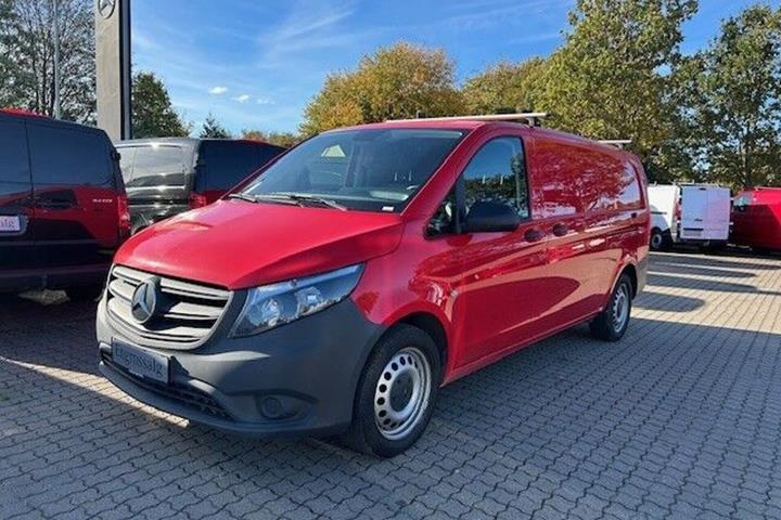 Rød Mercedes Vito 119 fra 2021