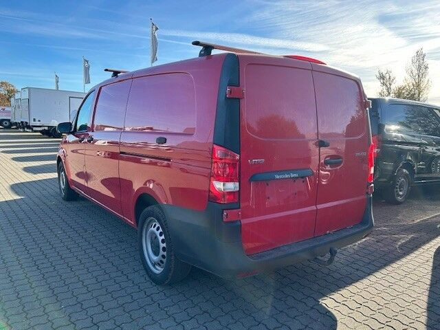 Rød Mercedes Vito 119 fra 2021