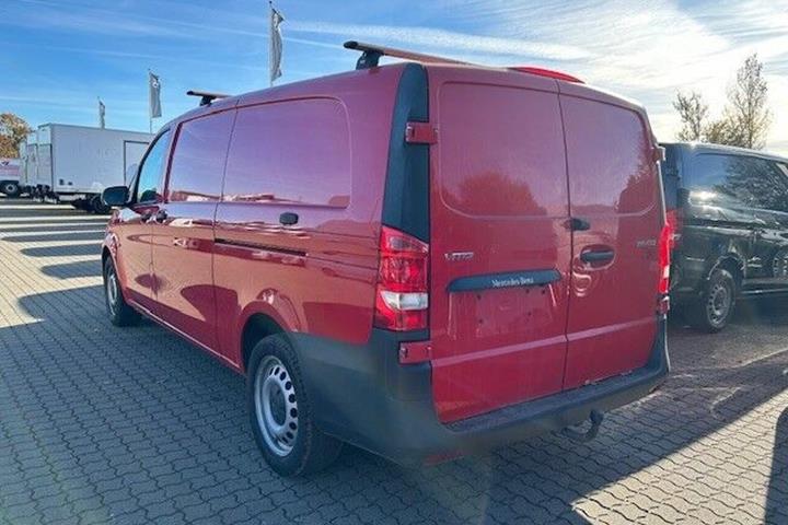 Rød Mercedes Vito 119 fra 2021
