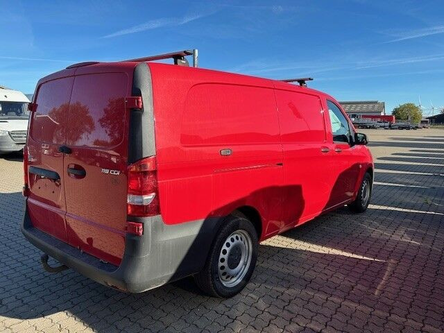 Rød Mercedes Vito 119 fra 2021