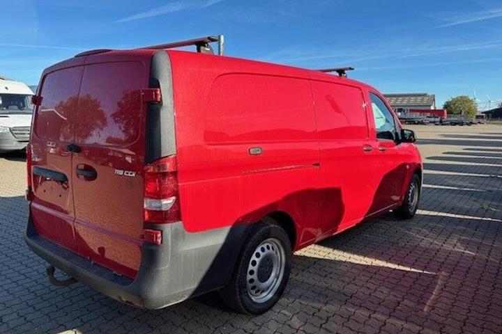 Rød Mercedes Vito 119 fra 2021