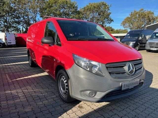 Rød Mercedes Vito 119 fra 2021