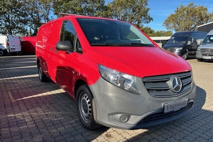 Rød Mercedes Vito 119 fra 2021