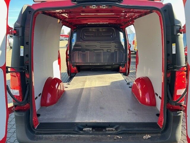 Rød Mercedes Vito 119 fra 2021