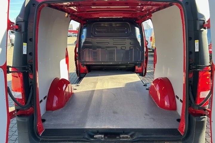 Rød Mercedes Vito 119 fra 2021