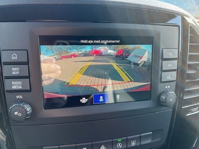 Rød Mercedes Vito 119 fra 2021